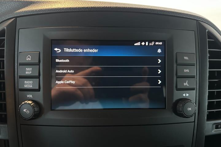 Hvid Mercedes eVito 111 fra 2021 set indefra