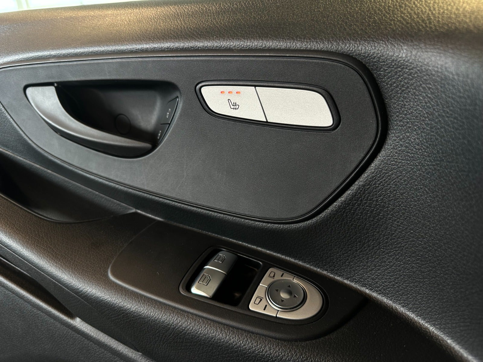 Hvid Mercedes eVito 111 fra 2021 set indefra