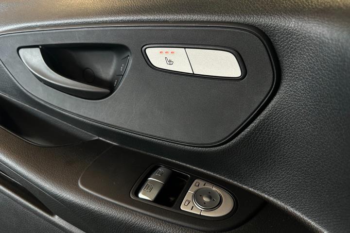 Hvid Mercedes eVito 111 fra 2021 set indefra