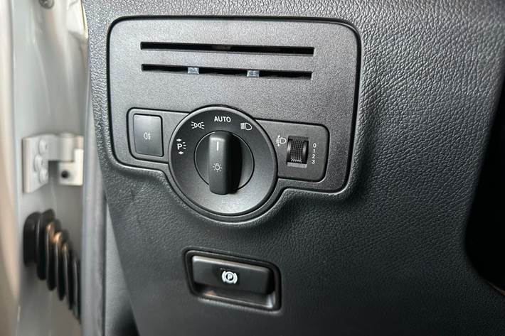 Hvid Mercedes eVito 111 fra 2021