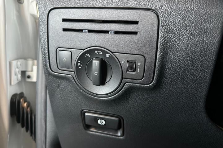 Hvid Mercedes eVito 111 fra 2021