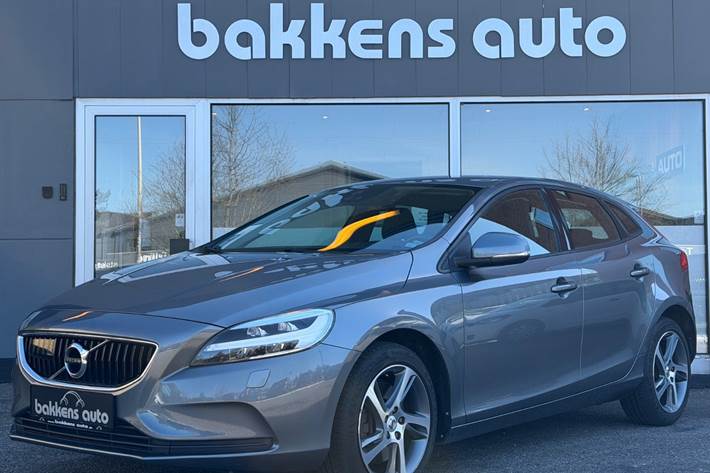 Grå Volvo V40 fra 2017