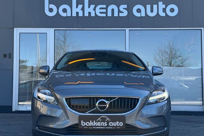 Grå Volvo V40 fra 2017