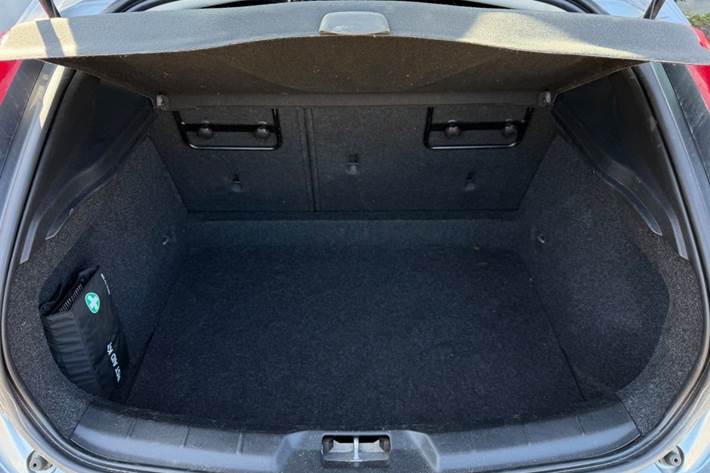 Grå Volvo V40 fra 2017