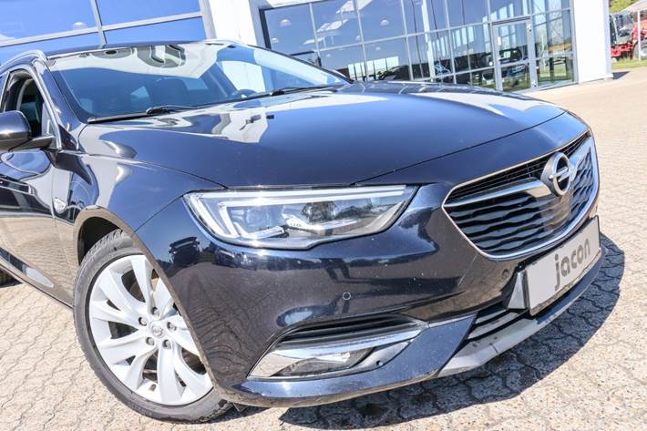 Blå Opel Insignia fra 2018