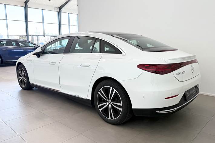 Hvid Mercedes EQE300 fra 2025
