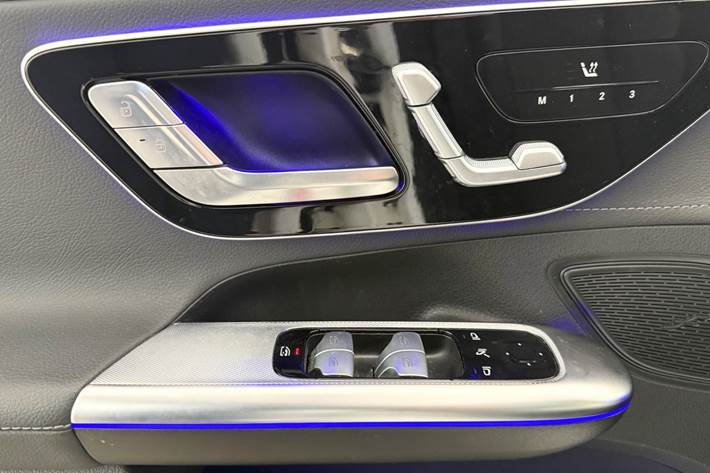 Hvid Mercedes EQE300 fra 2025