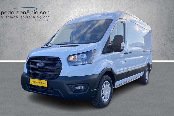 Hvid Ford Transit fra 2025 set udefra