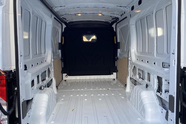 Hvid Ford Transit fra 2025