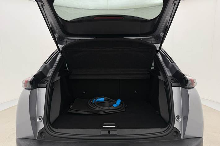 Grå Peugeot e-2008 fra 2022