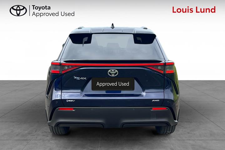 Blå Toyota BZ4X fra 2026