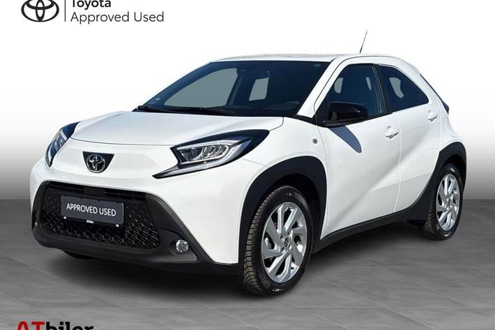 Hvid Toyota Aygo X fra 2025 set udefra