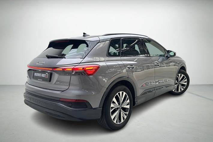 Grå Audi Q4 fra 2024