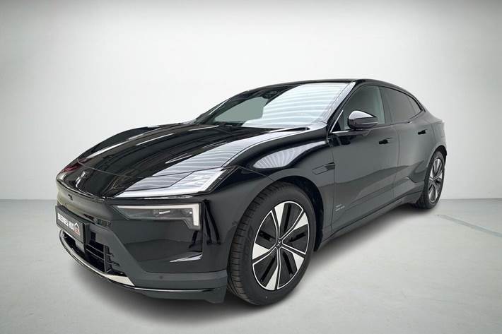 Sort Polestar 4 fra 2025 set udefra