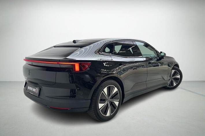 Sort Polestar 4 fra 2025