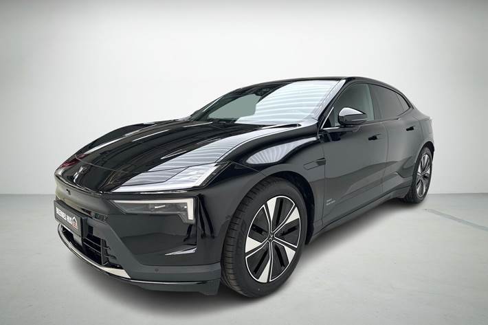 Sort Polestar 4 fra 2025