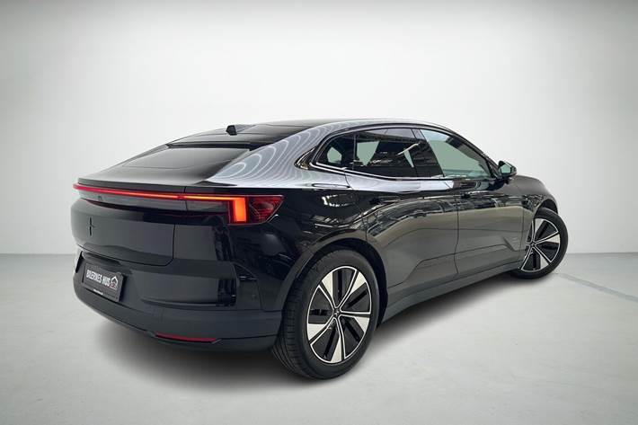 Sort Polestar 4 fra 2025