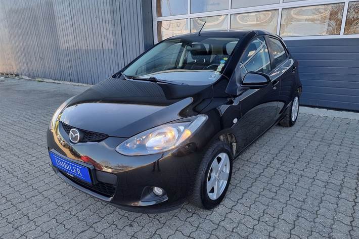 Sort Mazda 2 fra 2010 set udefra