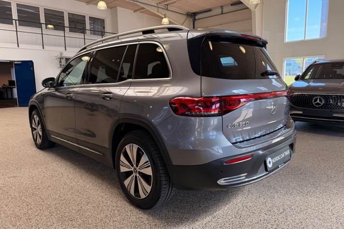 Sølv Mercedes EQB250 fra 2022