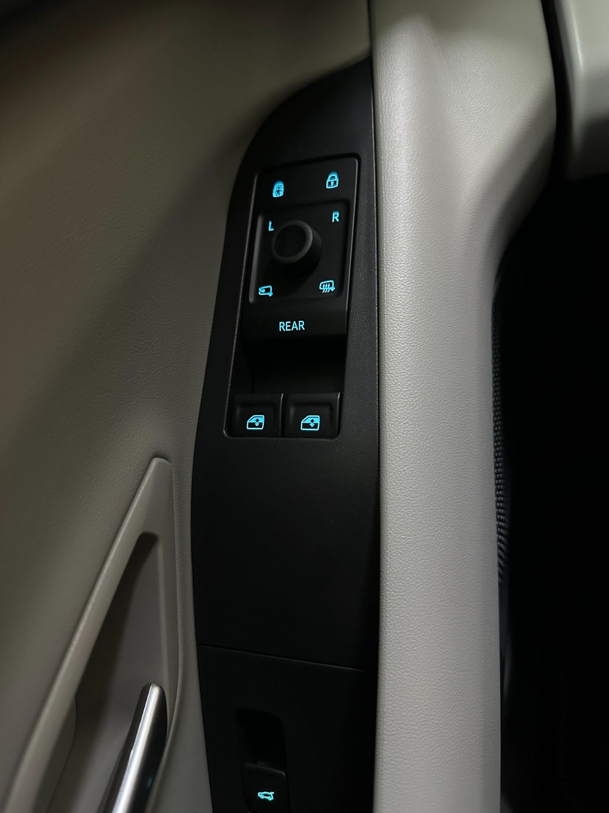 Hvid Ford Explorer fra 2025