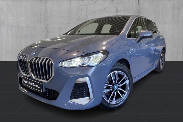 Grå BMW 225e fra 2023 set udefra
