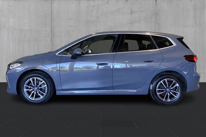 Grå BMW 225e fra 2023