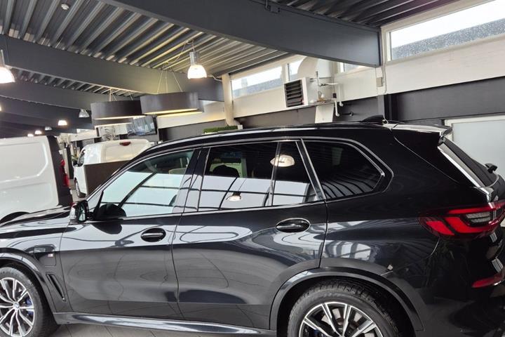 Sort BMW X5 fra 2020