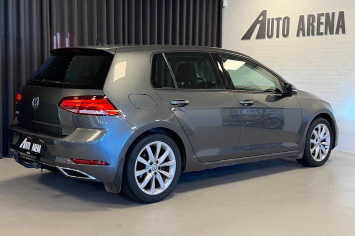 Grå VW Golf VII fra 2019
