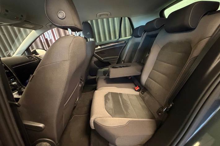 Grå VW Golf VII fra 2019