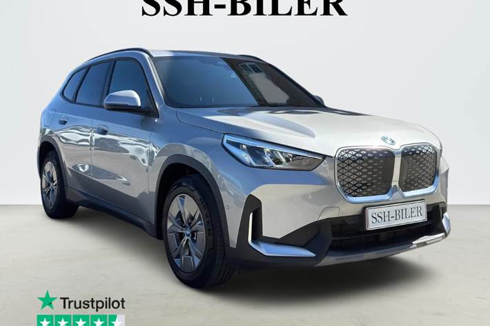 Sølv BMW iX1 fra 2024 set udefra