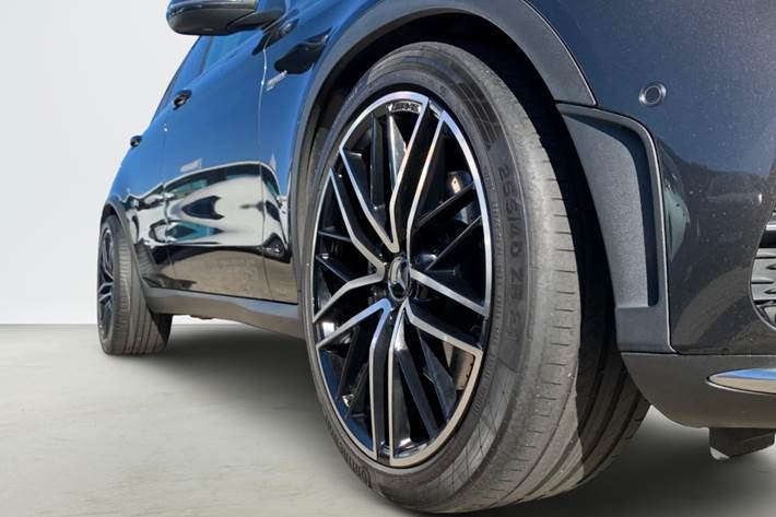 Grå Mercedes GLC43 fra 2021