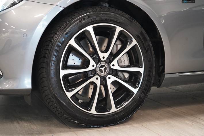 Grå Mercedes E300 de fra 2020