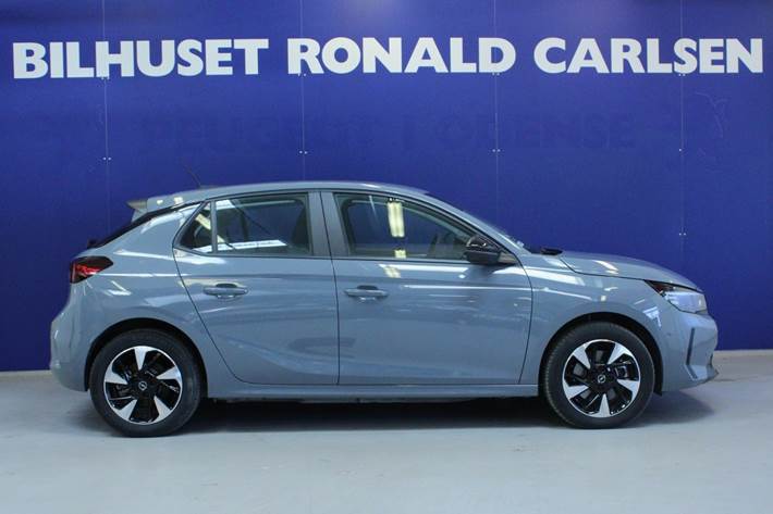 Grå Opel Corsa-e fra 2024