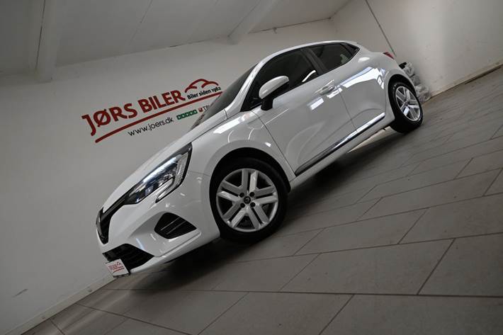 Hvid Renault Clio V fra 2020 set udefra