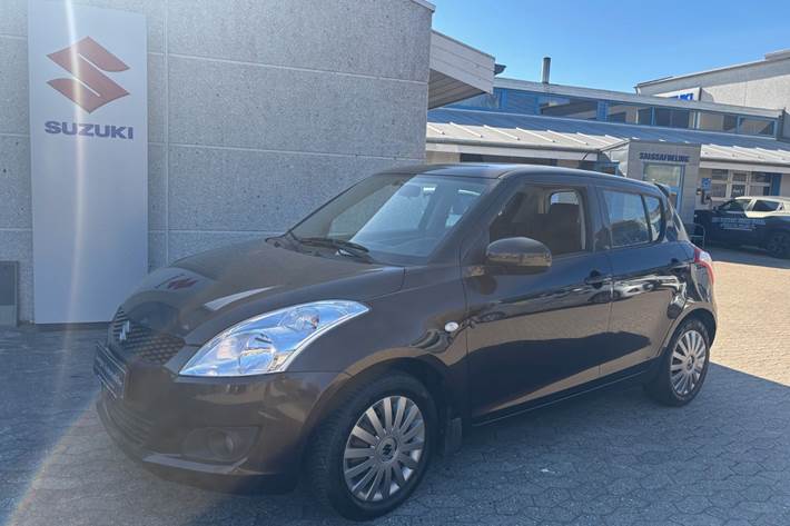 Brun Suzuki Swift fra 2012 set udefra