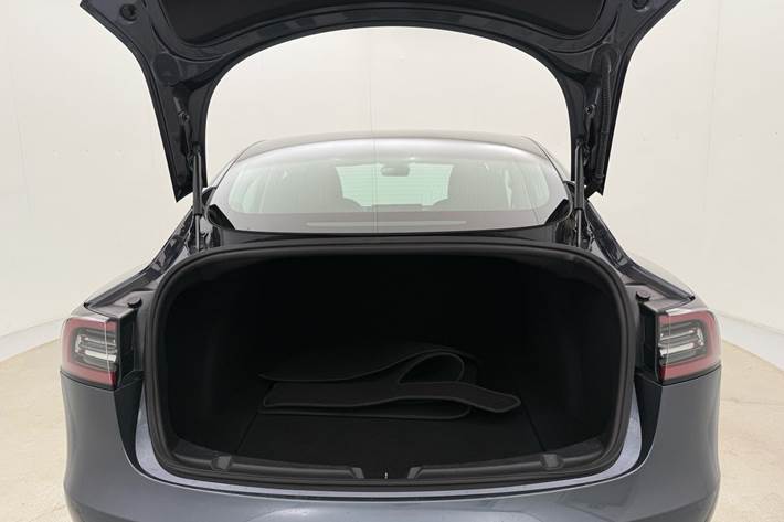 Grå Tesla Model 3 fra 2020