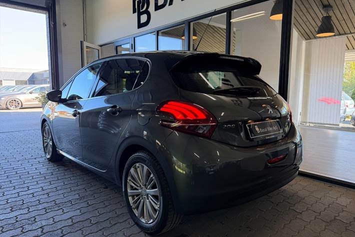 Grå Peugeot 208 fra 2016