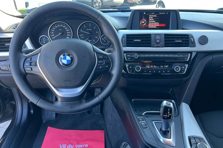 Grå BMW 320d fra 2016
