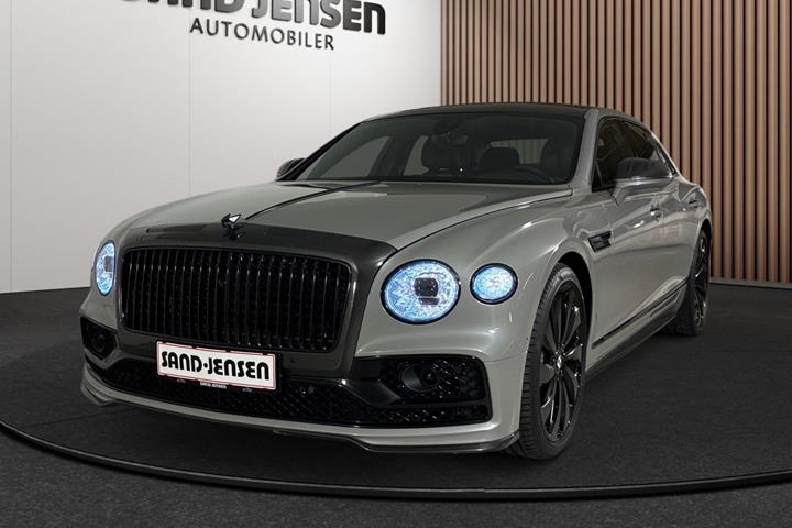 Grå Bentley Flying Spur fra 2022 set udefra