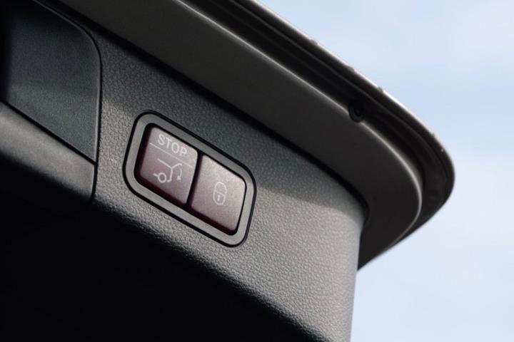 Grå Mercedes C220 d fra 2019