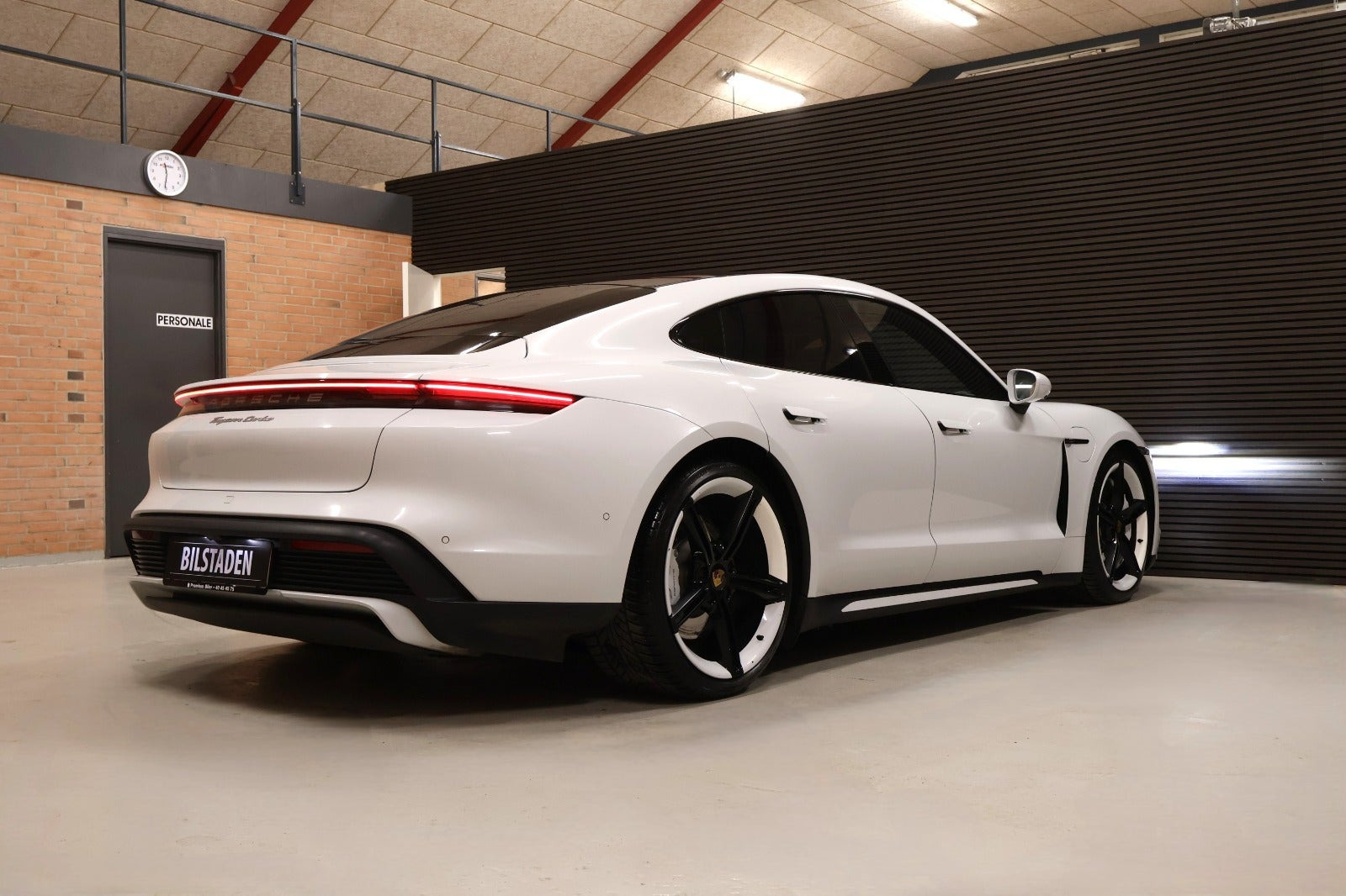 Hvid Porsche Taycan Turbo fra 2020