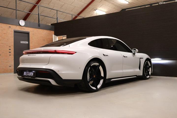 Hvid Porsche Taycan Turbo fra 2020