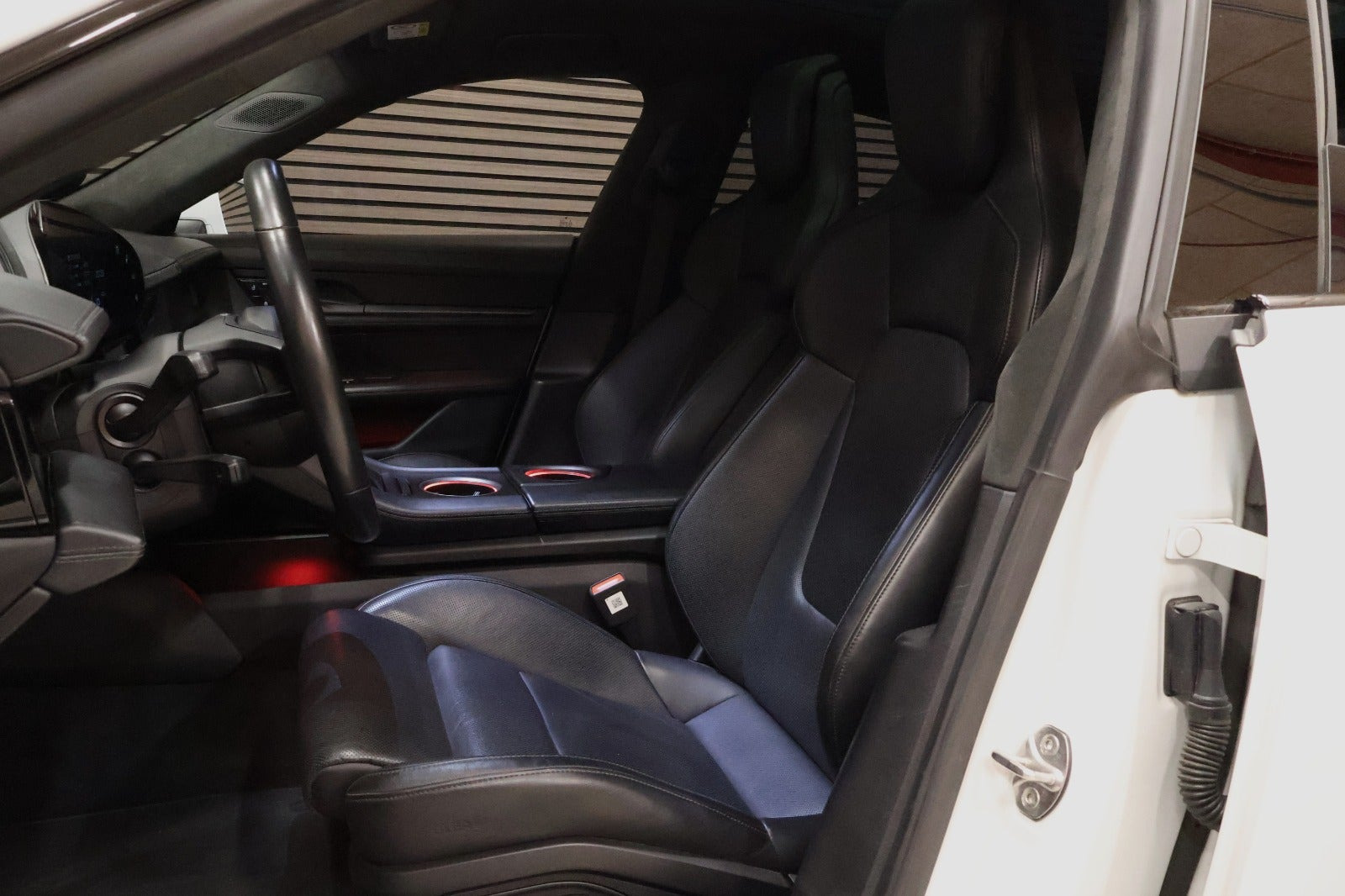 Hvid Porsche Taycan Turbo fra 2020