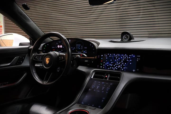 Hvid Porsche Taycan Turbo fra 2020