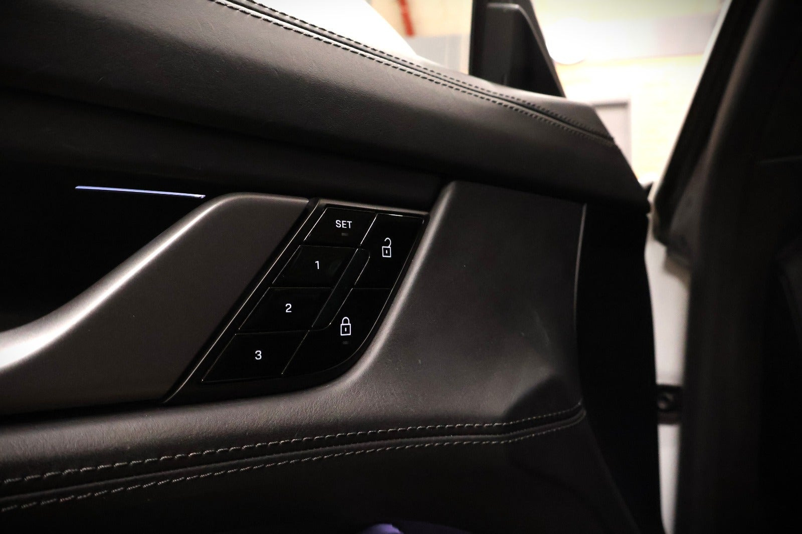 Hvid Porsche Taycan Turbo fra 2020
