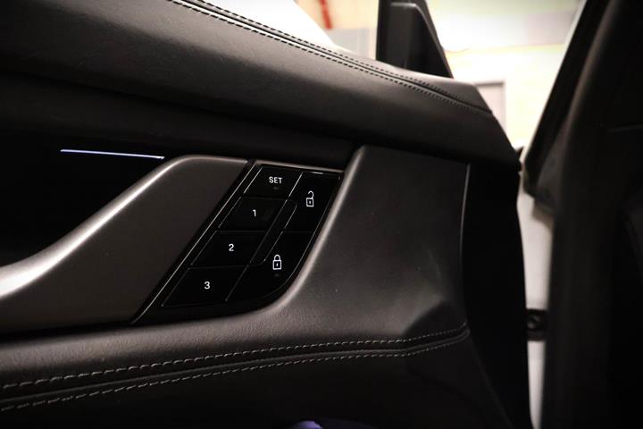 Hvid Porsche Taycan Turbo fra 2020