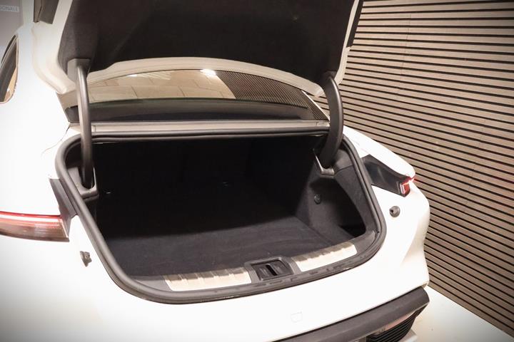 Hvid Porsche Taycan Turbo fra 2020