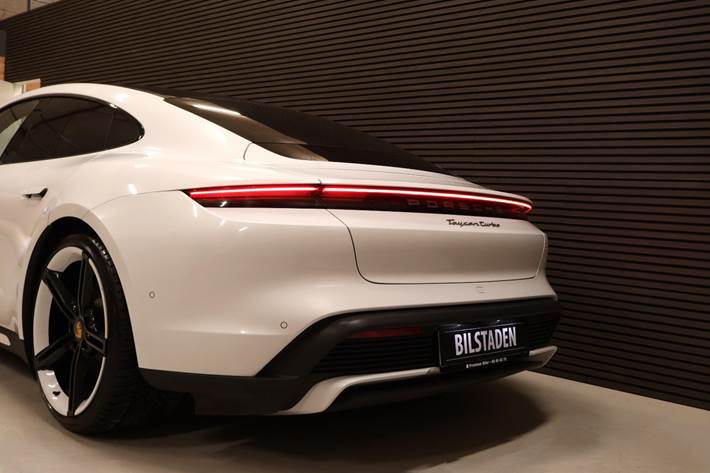 Hvid Porsche Taycan Turbo fra 2020