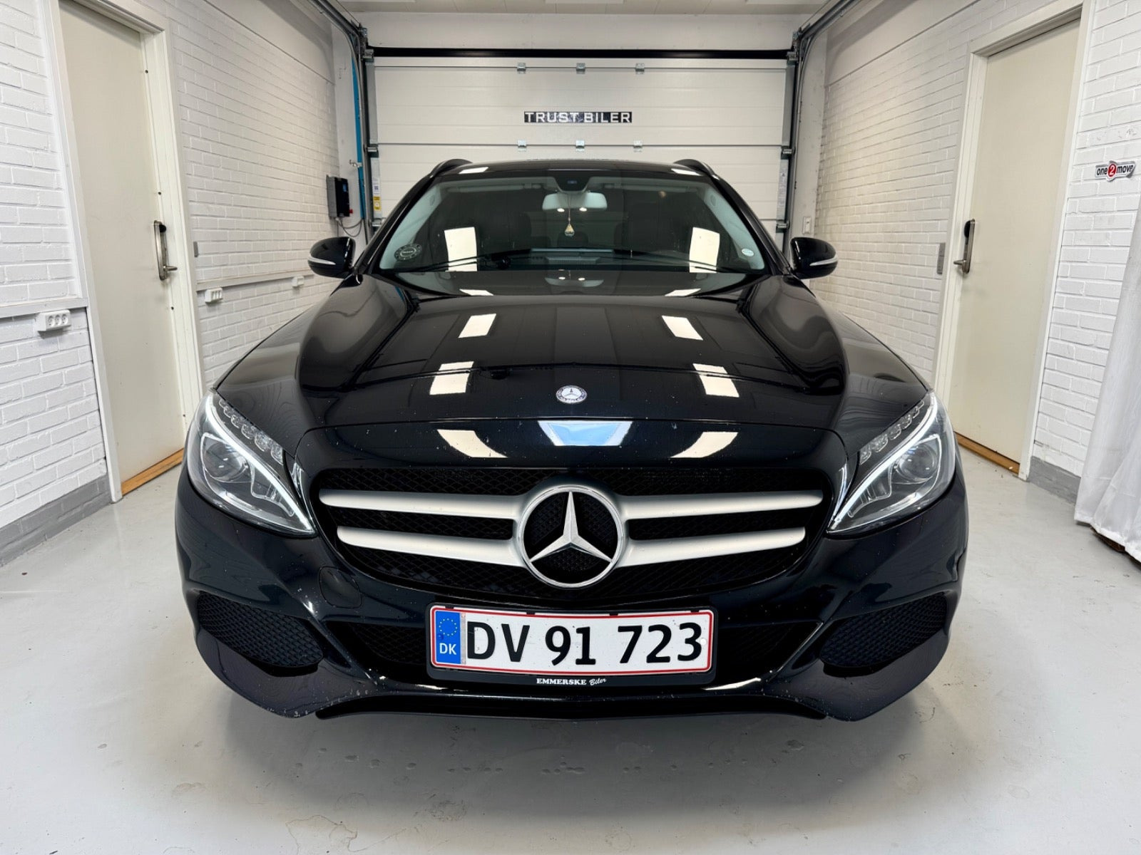 Sort Mercedes C220 fra 2015 set udefra