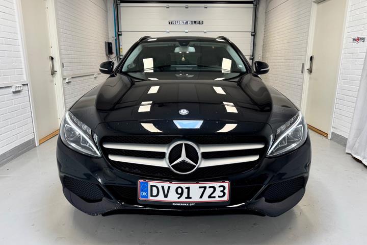 Sort Mercedes C220 fra 2015 set udefra